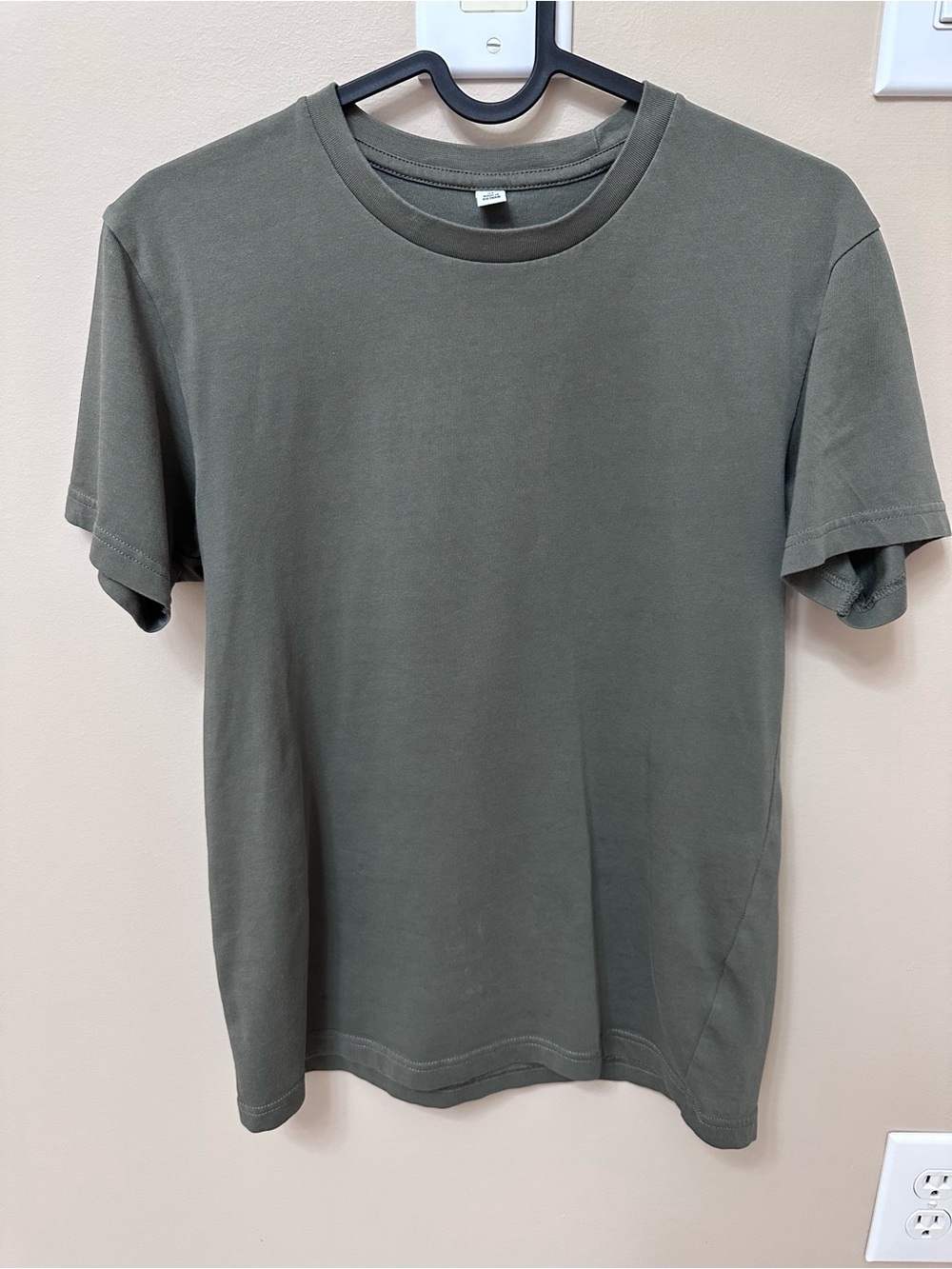 Uniqlo women’s Classic Olive Crewneck T-Shirt Size XS